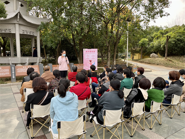 “优雅更年，健康常驻”——学苑社区开展更年期保健户外讲座.jpg