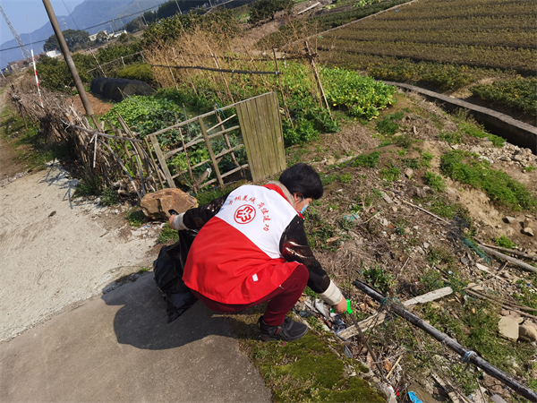 北仑区春晓成校组织巾帼先锋志愿者参与“巾帼助力文明城市创建”志愿者活动.jpg