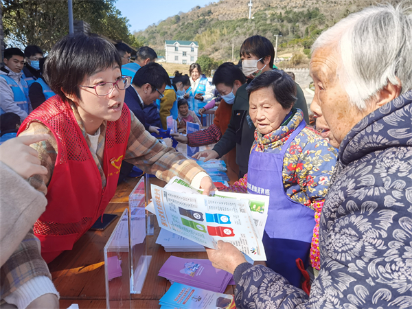 北仑区春晓：红领集市，宣传先行.jpg