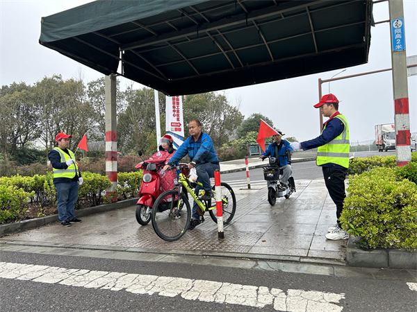 北仑区春晓成校：为安全出行上岗执勤激发交通治理新动能.jpg