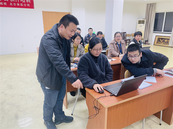 送教进企-戚家山成校开展金蓝领项目企业管理人员办公软件培训-2.JPG