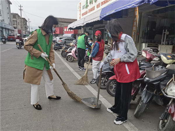 志愿者助力文明城市创建.jpg