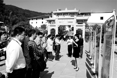 全国社区教育工作研讨会的与会代表们正在参观黄田镇金翼之家“乐龄学堂”.jpg