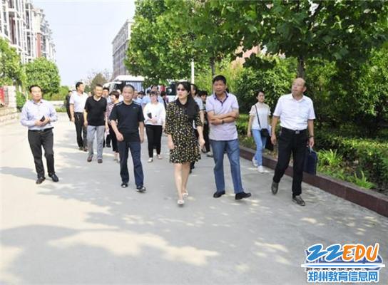 新密市教体局党组书记、局长卢长水陪同新密市副市长牛璐到超化镇河西村社区学校观摩调研.jpg
