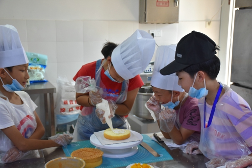 北仑区春晓成校三山假日学校举办“小小蛋糕师”DIY活动 (2).jpg