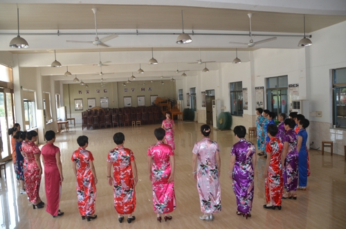 旗袍走秀培训班在北仑区春晓街道干岙村如期举行.jpg