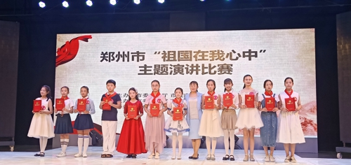周怡静在领奖台上.jpg