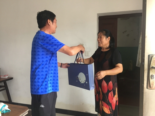 北仑区春晓昆亭农村社区温情暖中秋，关爱失独家庭.jpg