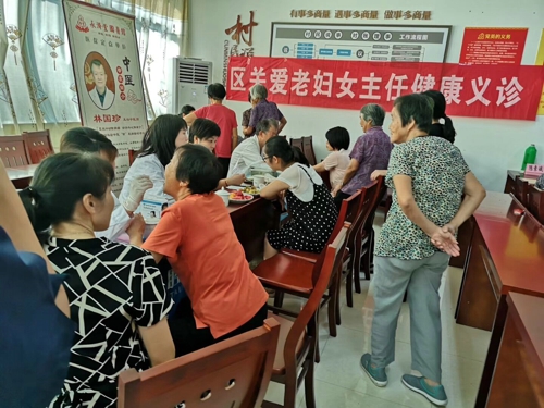 北仑区春晓街道慈岙村开展“把脉问诊送上健康礼包·关爱情暖老妇女主任”活动 (2).jpg