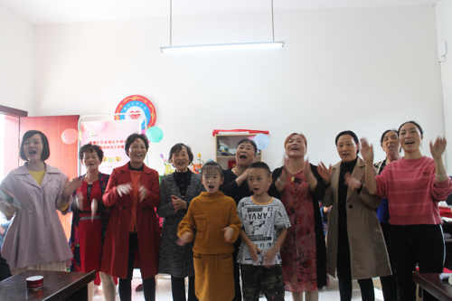 文艺队为寿星送上生日祝福.png