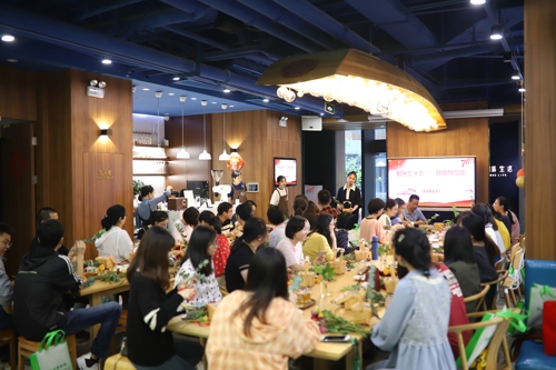 北仑区春晓街道昆亭社区举办“时光七十载·鲜花献祖国”活动.jpg