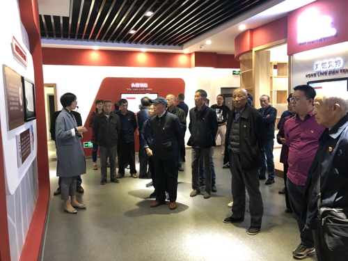 参观党群服务中心，聆听初心讲座.jpg