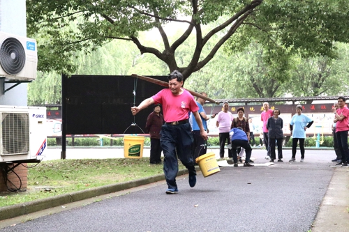 南湖区东栅街道双溪社区教育中心举办趣味运动会.jpg