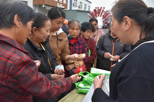 北仑区春晓成校联合三山村妇联开展反家暴宣传活动（3）.jpg