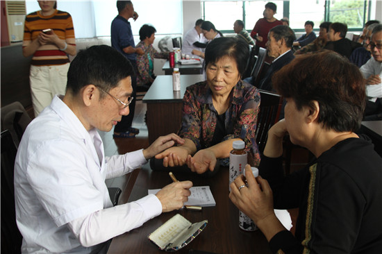 北仑杏灵中医馆为春晓街道昆亭村村民开展义诊服务活动（2）.jpg