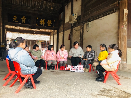 开展儿童共读绘本故事会.jpg
