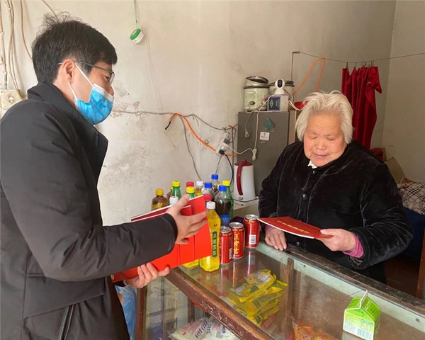 柴桥成校2月5日发放防疫宣传画册，车站村.jpg