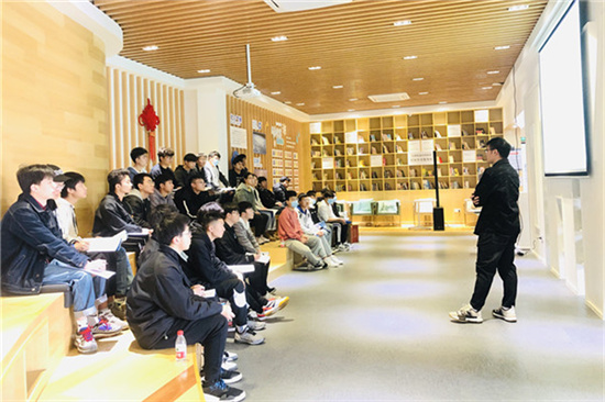 开展青年说吧——“青创”追光者创业交流分享会.jpg