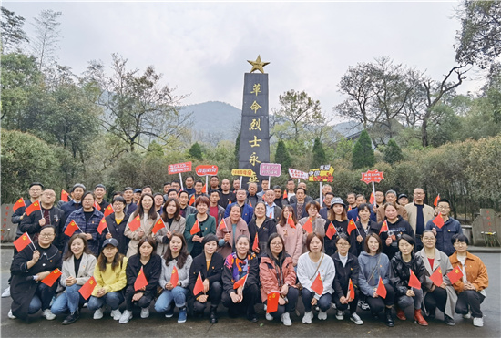 北仑区春晓街道慈岙村在宣化烈士陵园开展传承红色基因主题党日活动.jpg