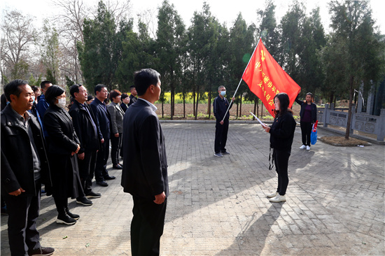 党员志愿者高明霞老师现场为祭扫人员讲解了张书印烈士的革命事迹.jpg
