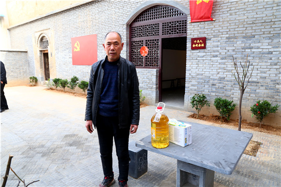 职教中心慰问张书印烈士后人.jpg