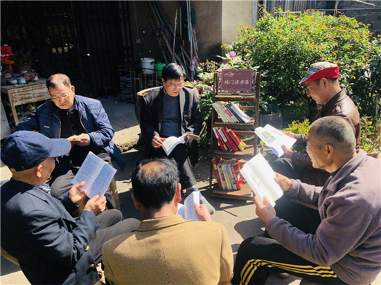 设立“红色读书角”，传承“红色基因”_副本.jpg