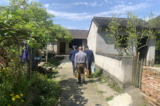 区教育局领导再访慰问辖区低保户 (1).jpg