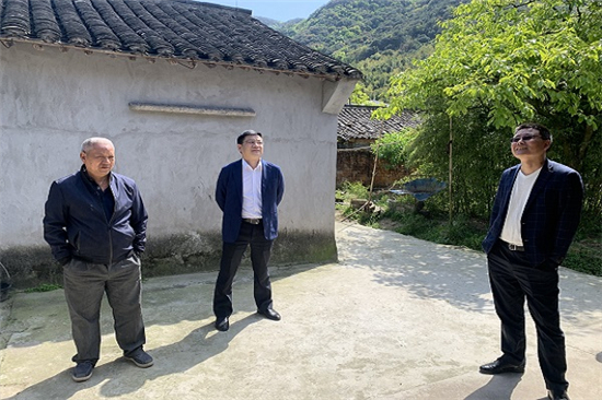 区教育局领导再访慰问辖区低保户 (2).jpg