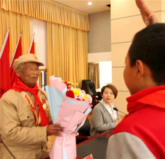 图片二 少先队员献花.jpg
