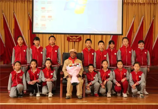 图片六 少先队员与郑松年合影.jpg