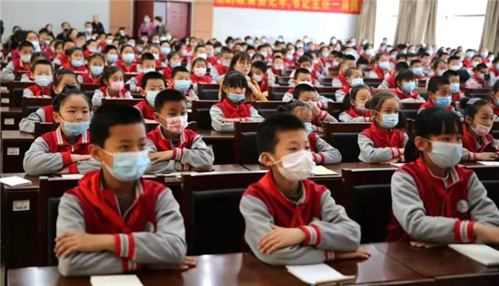 图片八 少先队员听讲场景.jpg