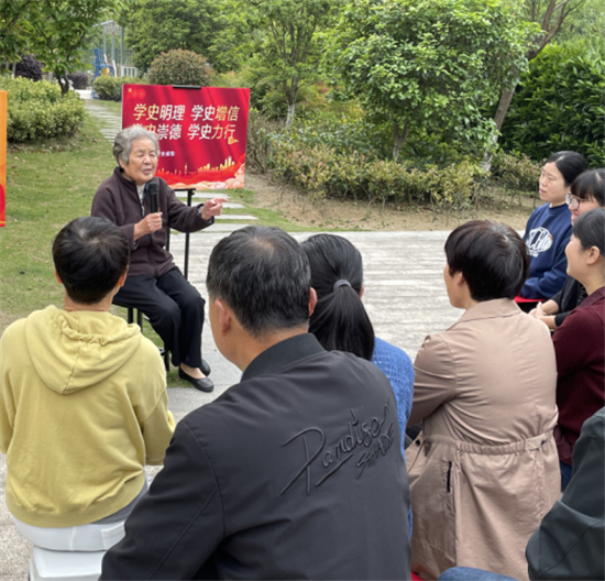 讲红色故事1.jpg