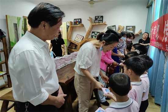 手帕寄忆 传递童真 (1).jpg
