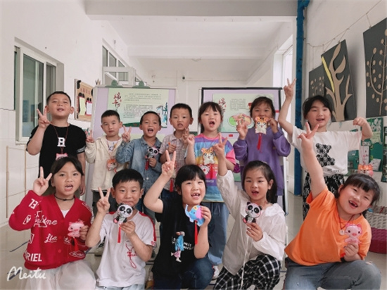 小小香囊传“艾意”.jpg