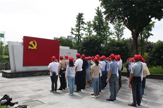 开展“银辉走红路，青春强党性”主题活动 (1).jpg