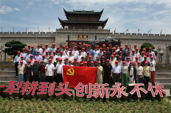 开展“银辉走红路，青春强党性”主题活动 (2).jpg