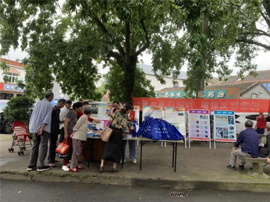 平安宣传教育活动走进北仑区春晓街道三山村.jpg