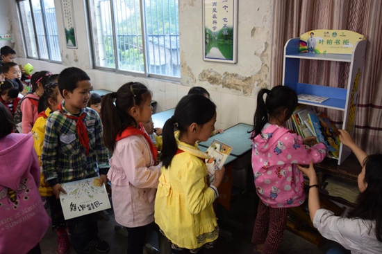 (重庆万州河口完全小学的孩子们排队归还叶柏公益捐赠的绘本).jpg
