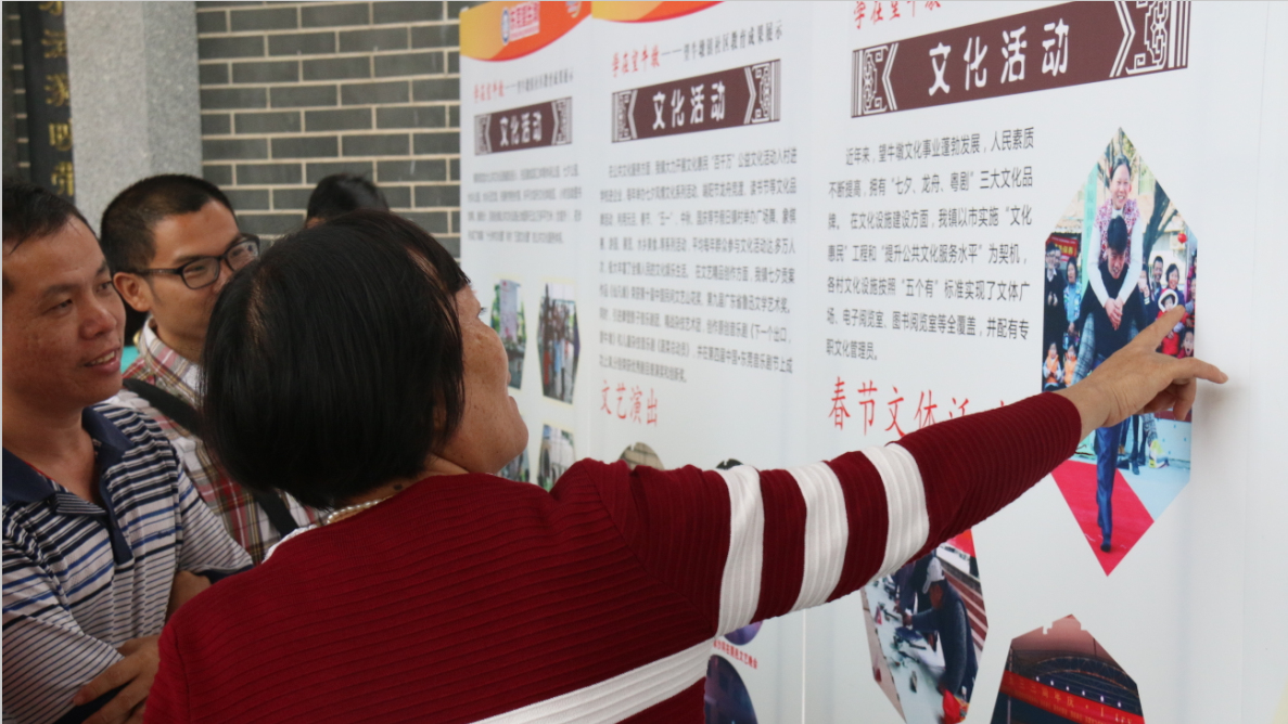 市民参观教育成果展（组图）6.jpg