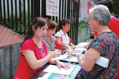 社区教育学校教师正在解答居民疑问。.jpg