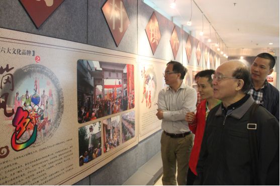 2015年11月1日，前中国成人教育协会社区教育专业委员会陈乃林会长（前一）到我区南村镇进行社区教育工作调研.jpg