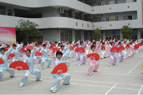 桥南社区居民太极扇展示.jpg