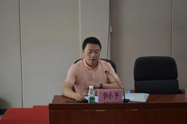 李小平副主任展开专题汇报.jpg