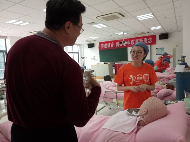 研修班学员与社区学院的学员了解情况.jpg